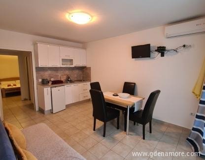 Ceca Apartmani, Apartman sa odvojenom spavacom sobom I terasom, privatni smeštaj u mestu Djenović, Crna Gora - viber_image_2022-05-18_19-30-59-030